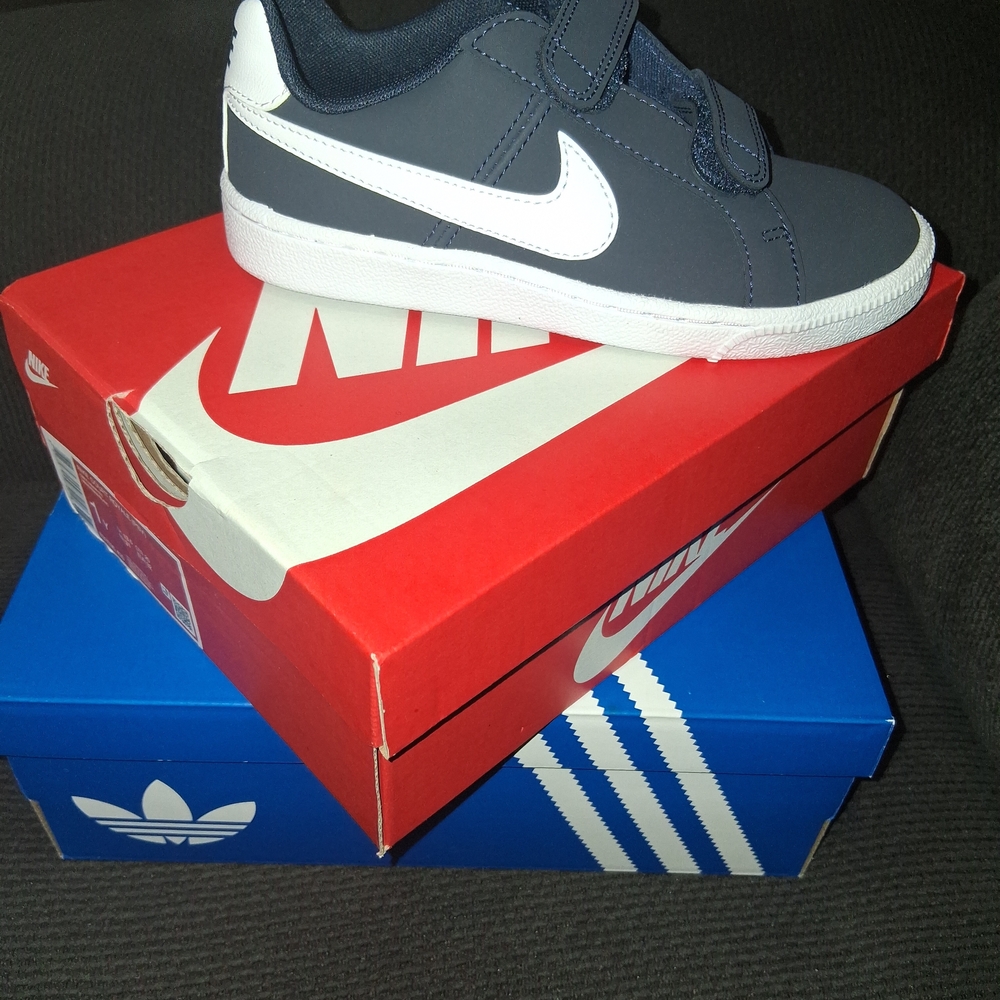 Nike Men's Navy and White Velcro Sneakers
